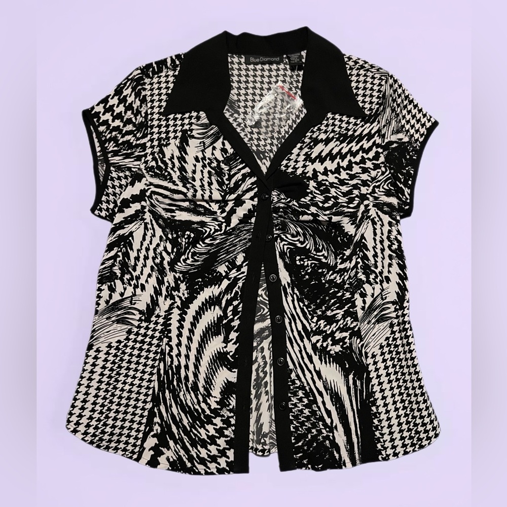 NWOT 🤍 Stylish Monochrome Patterned Women's Blouse 🖤
